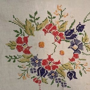 TABLECLOTH Embroidered & Crocheted, CROSS STITCH FLORAL VINTAGE VNPLVC  49 X 62"